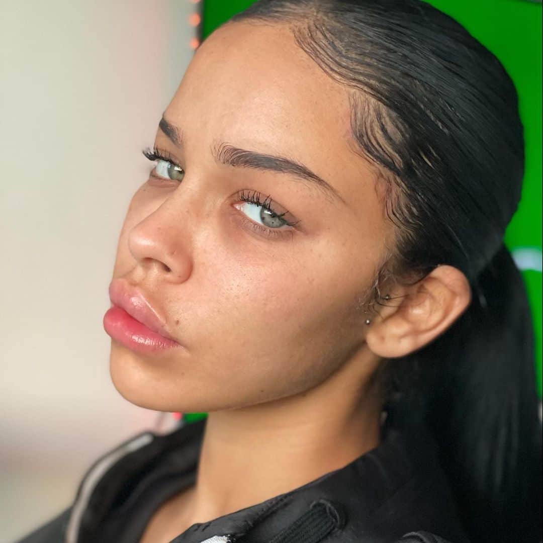 NISRINA SBIAのインスタグラム：「Me vs me」