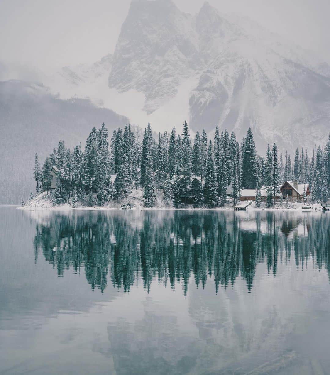 NikonUSAさんのインスタグラム写真 - (NikonUSAInstagram)「Winter wonders captured with mirrorless magic ✨ Swipe to see what it looked like when @TaylorJackson created this shot with the Z 6II and NIKKOR Z 24-70mm f/2.8 S!  #Zcreators #mirrorless #Zseries #canadianrockies #NikonZ6II #Z6II #NIKKORZ」12月29日 3時50分 - nikonusa