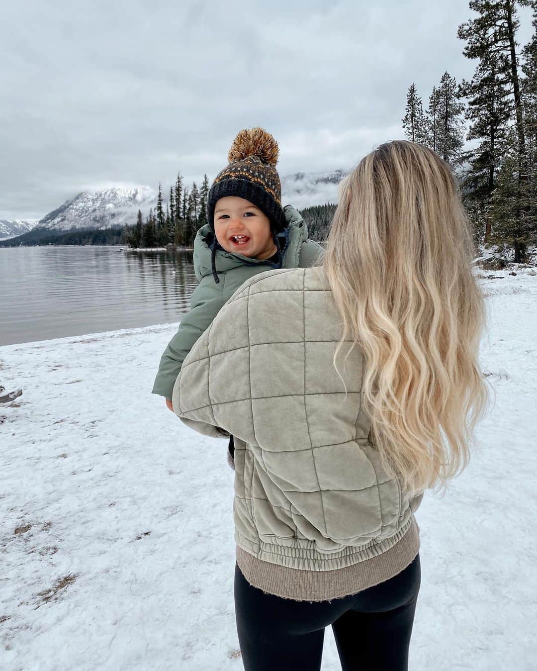carlyのインスタグラム：「no denying this one loves the snow ☃️ and that cute smile gets me every time!! ☺️」