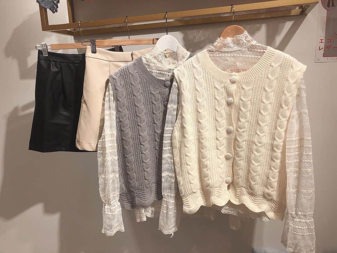 Fleur Fleurのインスタグラム：「呢一套set真係好靚🥲❤️ 而且勁受歡迎 今日做完直播之後 已經買咗好多套 聽日上嚟買現貨啦！☺️🥳✨」