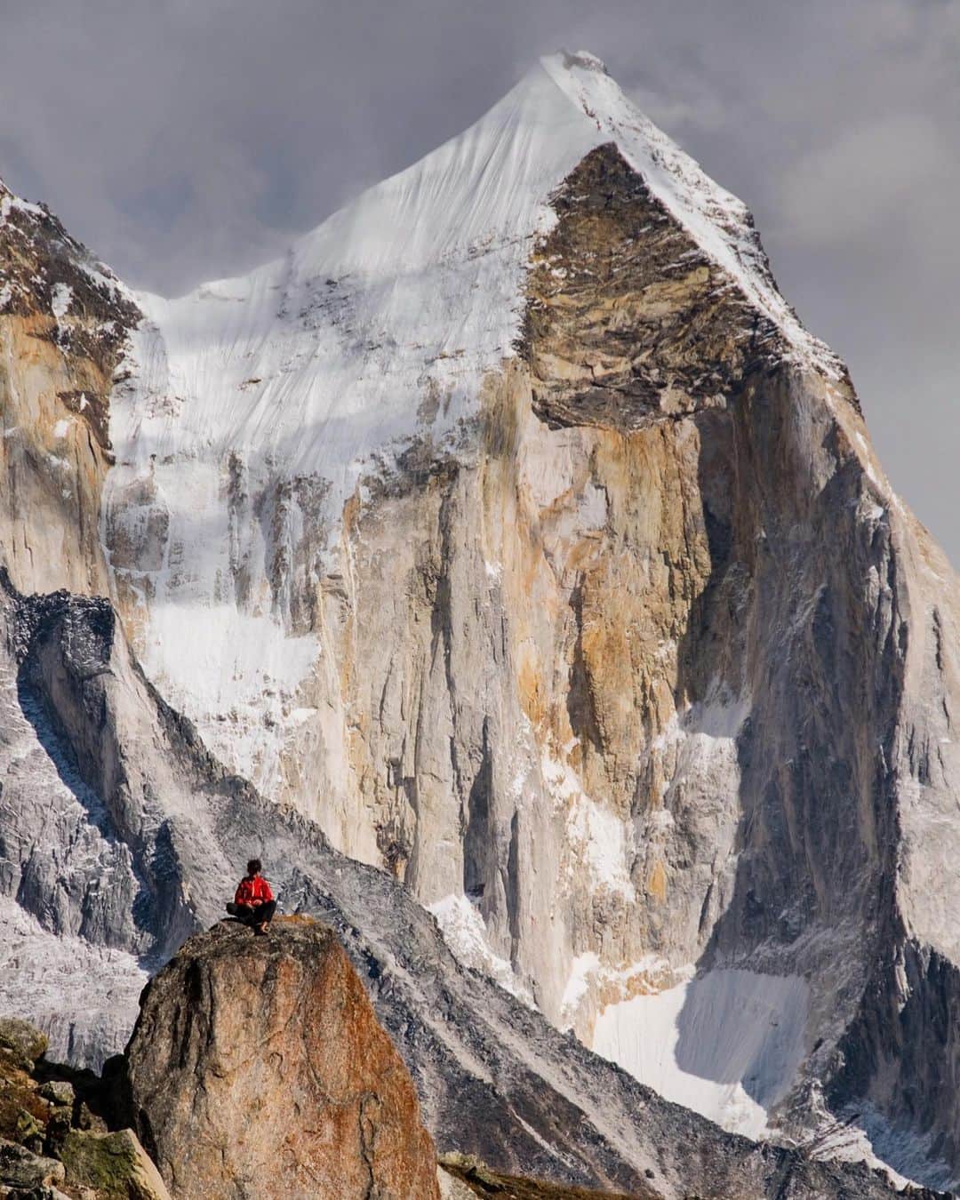 ジミー・チンのインスタグラム：「Meditation station. Garwhal Himalaya, India. ⁣ @renan_ozturk contemplating existence under the storied north wall of Bhagarathi III.  ⁣ @thenorthface」
