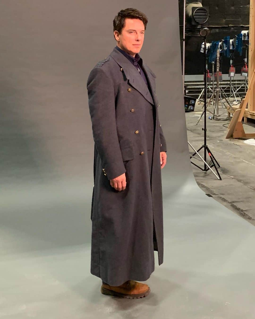 ジョン・バロウマンさんのインスタグラム写真 - (ジョン・バロウマンInstagram)「Behind the scenes photo shoot for the Revolution of the Daleks . Classic Captain Jack pose. Jb (4 days to go)  . . . #jackisback #captainjack #doctorwho #whovian #tardis #dalek #13」12月29日 4時01分 - johnscotbarrowman