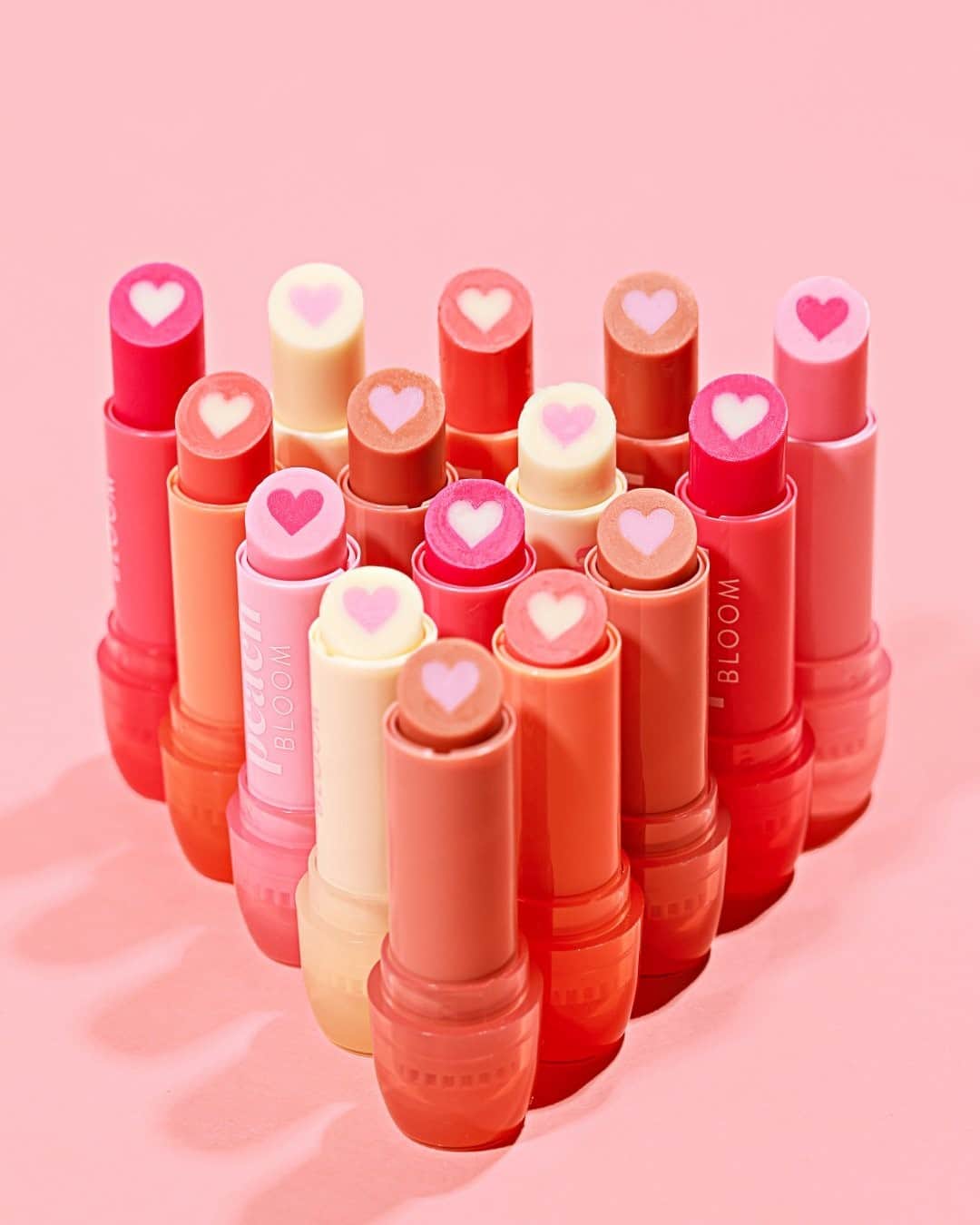 Too Facedのインスタグラム：「Pamper yourself and your lips with your NEW go-to lip balm!!🥰 Our NEW Peach Bloom Lip Balms are enriched with mango & shea butters to moisturize, soothe, and protects your lips! #toofaced」