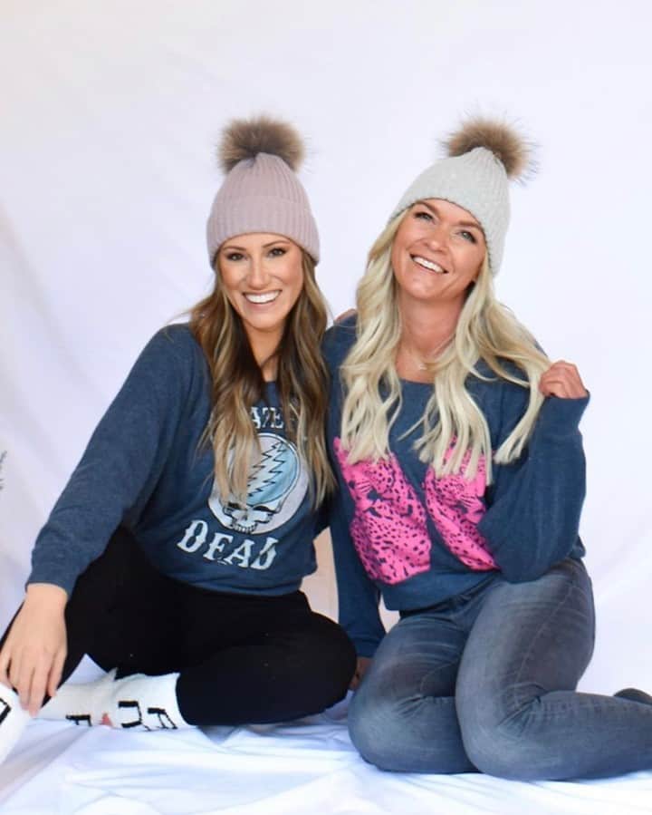 のインスタグラム：「Tag your BFF👯‍♀️ we love twinning Chaser sweatshirts 💞 ⠀⠀⠀⠀⠀⠀⠀⠀⠀ •⠀⠀⠀⠀⠀⠀⠀⠀⠀ @shoplavenderboutique #chaserbrand #matchingset #sweatshirtstyle #sweatshirtfashion #casualstyle #casualfashion #winterstyle #winterfashion ⠀⠀⠀⠀⠀⠀⠀⠀⠀ GRD356 & CHA5827」