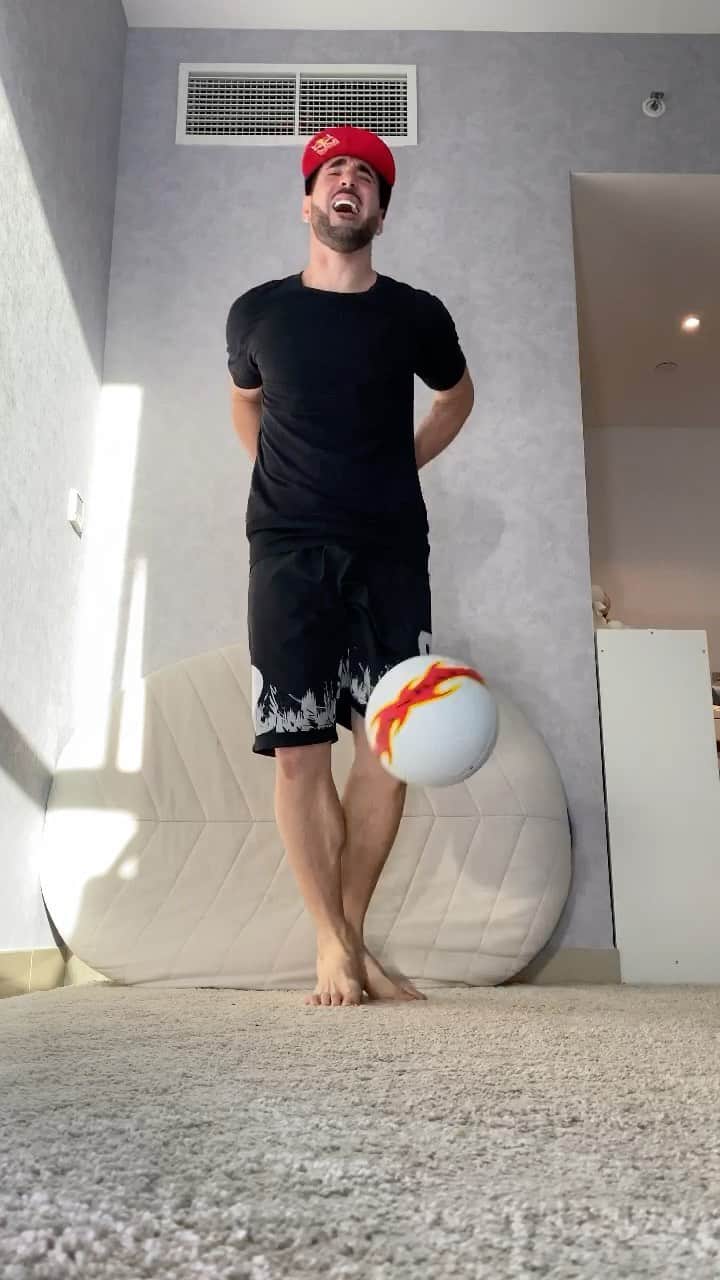 ショーン・ガルニエのインスタグラム：「FRUSTRATION !!!! Who remember this ? 🔹 Twice a year I face this lower back problem, but that’s will not stop me from my goal ! Watch my story for more !🙏🏻🙏🏻 🔹 Tjrs des obstacles mais pas assez pour m’arrêter ! Ne lache jamais l’affaire ...  #seangarnier #seanfreestyle #urbanballer #motivation #nevergiveup」