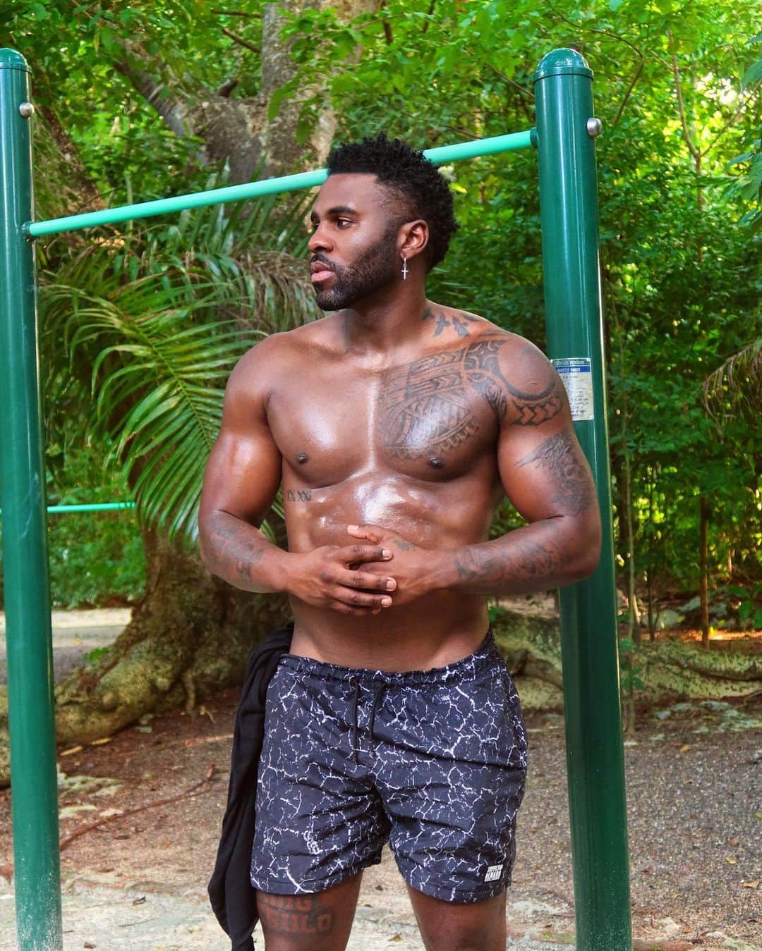 ジェイソン・デルーロのインスタグラム：「Jungle workout🦍」