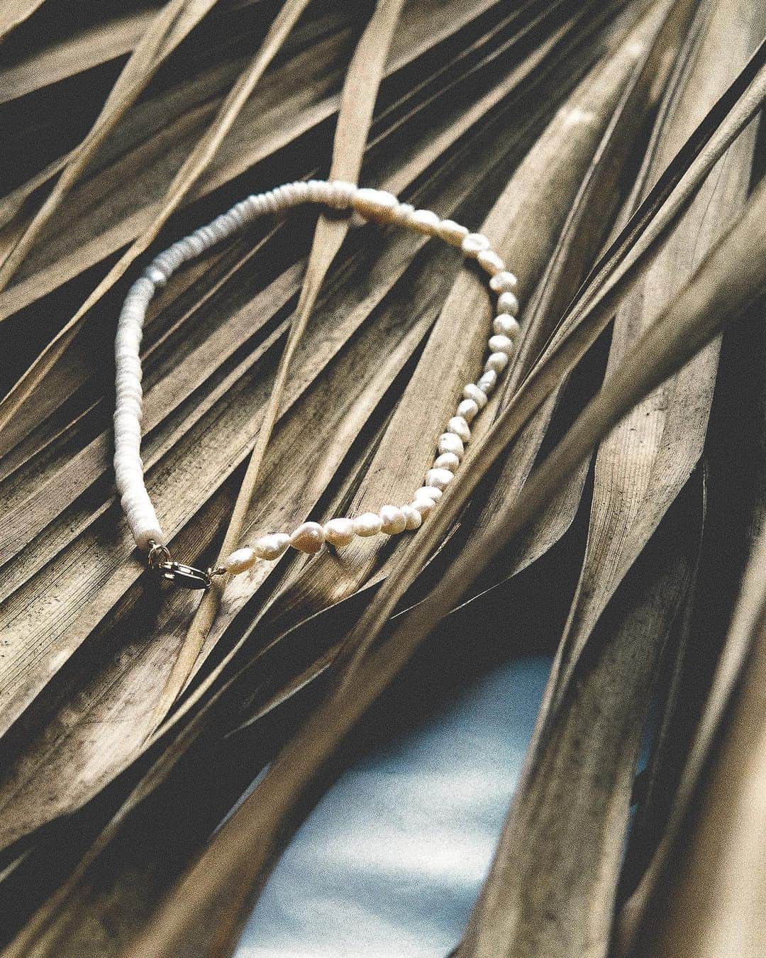 ケルシー・ロビンソンのインスタグラム：「Pearls uniquely made by the sea 🖤」