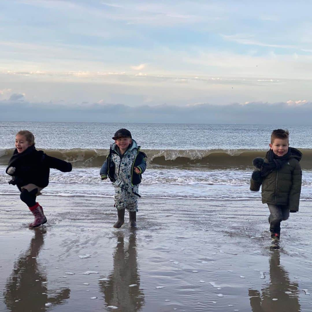 エルウィン・ムルダーさんのインスタグラム写真 - (エルウィン・ムルダーInstagram)「Spending some days off with our friends ❤️🌊💨☀️」12月29日 4時24分 - official_erwinmulder