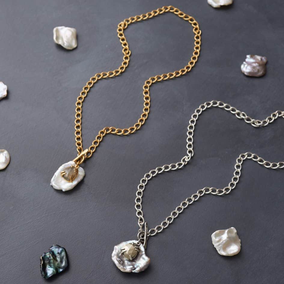 チャンルーのインスタグラム：「Luxurious pearl and stone pendants take the classic cable chain necklace to the next level.」