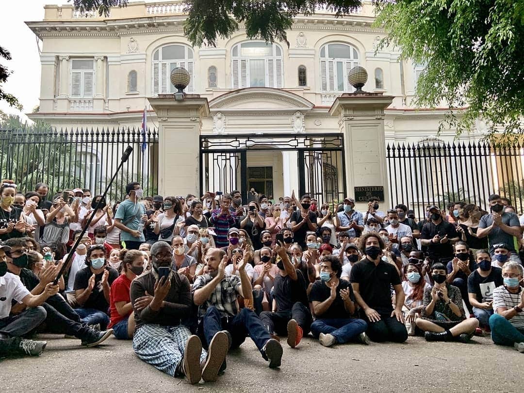 ニューヨーク近代美術館のインスタグラム：「Artist @cocofusco interviews four members of a new "artivist" movement demanding freedom of expression in Cuba. ​ ​@camila.r.lobon, @juliolopizcasal, @luismanuel.oteroalcantara, and Reynier Leyva Novo (@chino_novo) speak with #CocoFusco about the Cuban government's response to a historic protest at the Ministry of Culture in Havana on November 27 and the growing "artivist" movement, 27N, that emerged from the encounter. Read more on #MoMAMagazine at the link in our bio.  Este artículo está disponible en español.  ​📸 Artists protest in front of the Ministry of Culture in Havana on November 27th, 2020. Photo by Reynier Leyva Novo」