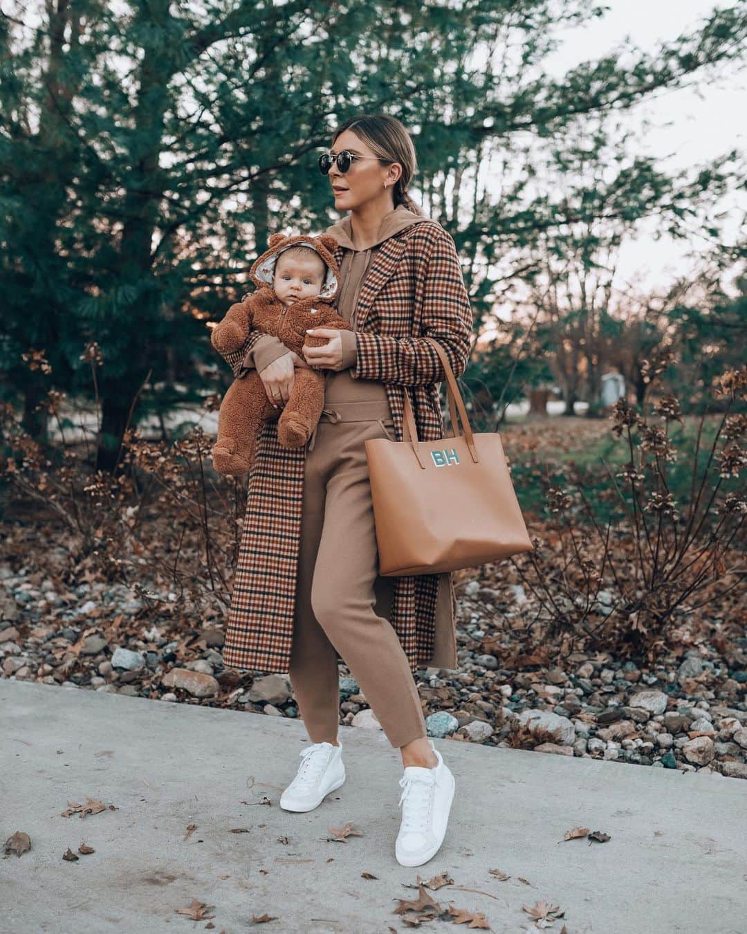 Banana Republic のインスタグラム：「@cellajaneblog giving us bundle of joy vibes as she cozies up in a matching set and Reversible Double-Faced Wrap Coat. Tap to shop her look 🧸.」