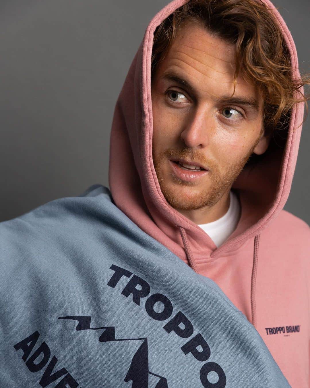 イバイ・ゴメスのインスタグラム：「Today with @troppobrand 👕 ¿A quién más le molan estas sudaderas tanto como a mi? 🤟🏼」