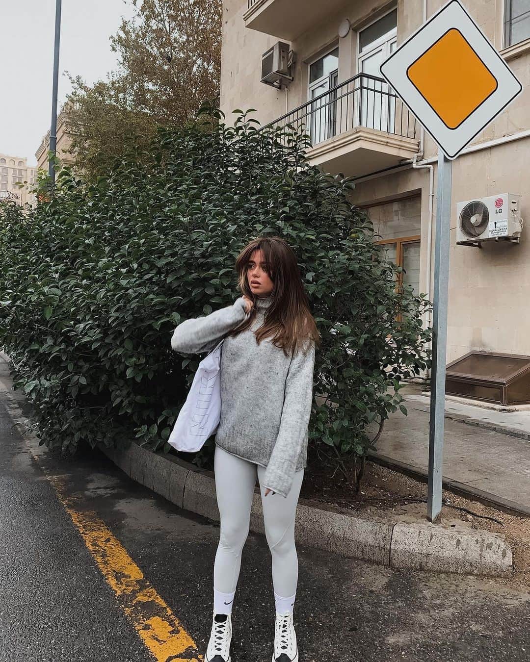 OOTD Magazineさんのインスタグラム写真 - (OOTD MagazineInstagram)「How-to adjust our OOTD - Cynthia Lightroom preset/filter from the OOTD Moonlight Mobile Collection 🌙 — ✨ Shop our OOTD presets/filters collection now via link in bio. ✨ Ph. @nadjiba_」12月29日 4時37分 - ootdmagazine