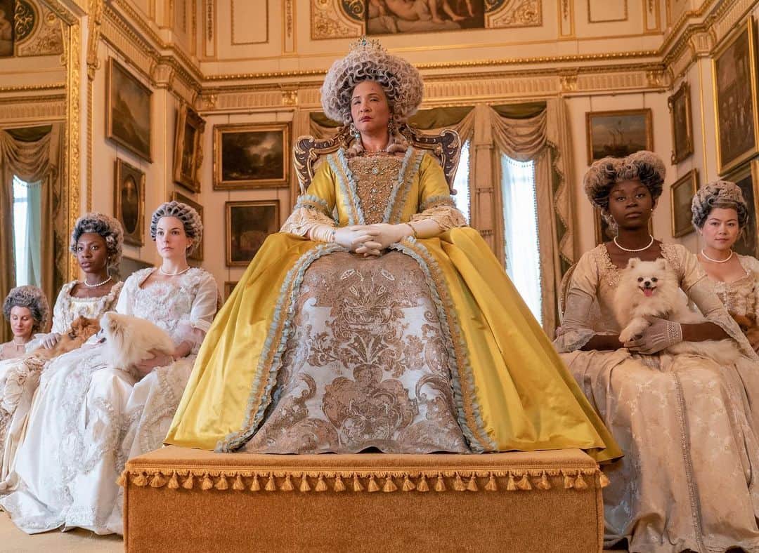 Harper's BAZAARさんのインスタグラム写真 - (Harper's BAZAARInstagram)「@BridgertonNetflix was no small feat. @ShondaRhimes went all-out with her debut Netflix series, a flashy period piece set in 1813 Regency England complete with royalty, towering manors, formal balls, and elaborate practices of courtship. A large ensemble brings the show’s intricate, Rhimes-level drama to life. So how does one dress them all in such decadent, exquisite 19th century clothing? “The challenge really was, how do you create this world, logistically, in the reality of it?” costume designer Ellen Mirojnick (@byellenm) tells BAZAAR. “We put a lot of people to work and the results were fabulous.” At the link in our bio, Mijornick opens up about the grand endeavor of bringing the series to life—which included 7,500 glorious costume pieces.」12月29日 4時48分 - harpersbazaarus