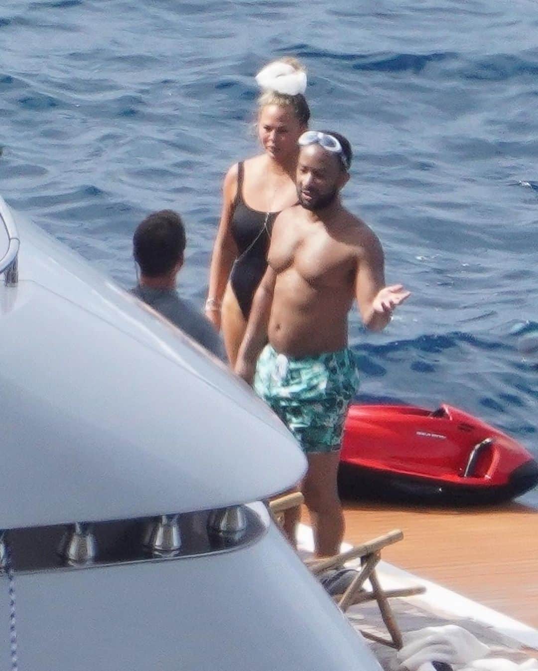 Just Jaredさんのインスタグラム写真 - (Just JaredInstagram)「@johnlegend slides down an inflatable slide off the side of a yacht while on his family vacation with Chrissy Teigen and their kids! #JohnLegend #ChrissyTeigen Photo: Backgrid」12月29日 4時40分 - justjared
