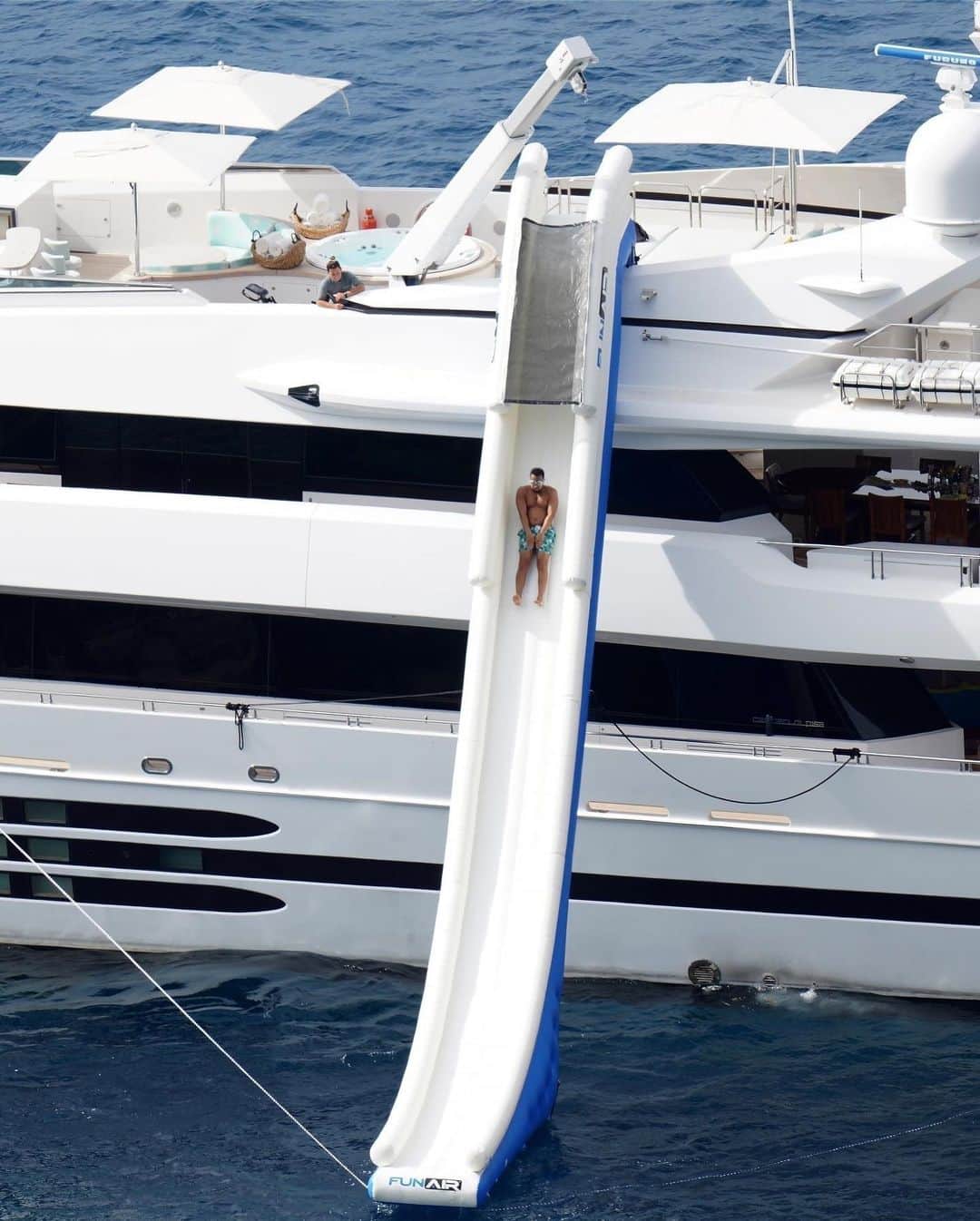 Just Jaredさんのインスタグラム写真 - (Just JaredInstagram)「@johnlegend slides down an inflatable slide off the side of a yacht while on his family vacation with Chrissy Teigen and their kids! #JohnLegend #ChrissyTeigen Photo: Backgrid」12月29日 4時40分 - justjared