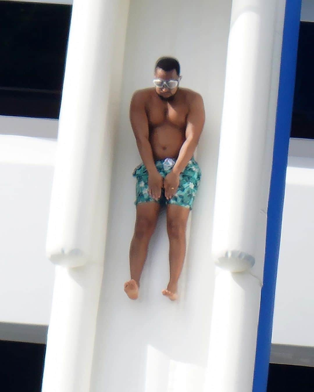 Just Jaredさんのインスタグラム写真 - (Just JaredInstagram)「@johnlegend slides down an inflatable slide off the side of a yacht while on his family vacation with Chrissy Teigen and their kids! #JohnLegend #ChrissyTeigen Photo: Backgrid」12月29日 4時40分 - justjared