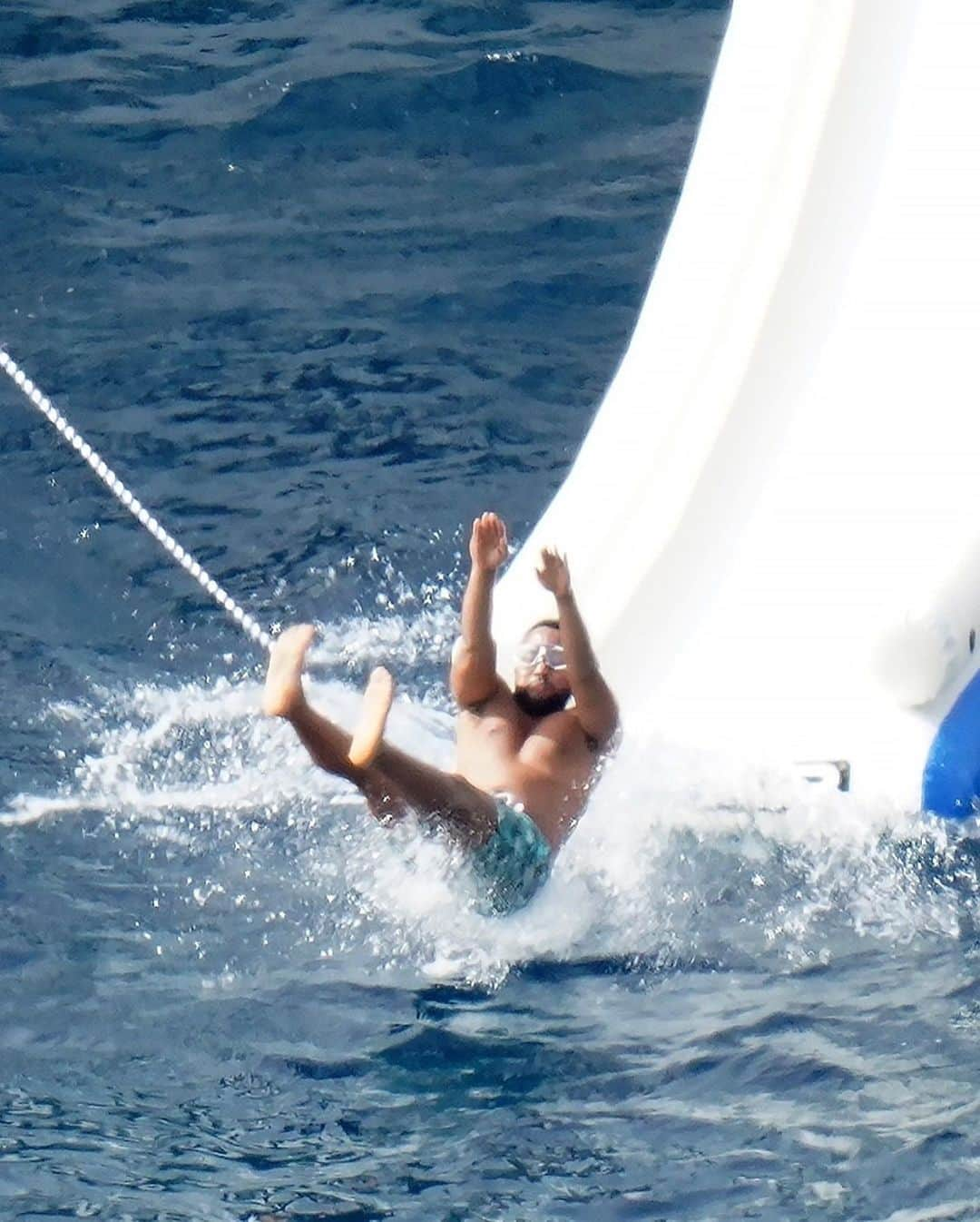 Just Jaredさんのインスタグラム写真 - (Just JaredInstagram)「@johnlegend slides down an inflatable slide off the side of a yacht while on his family vacation with Chrissy Teigen and their kids! #JohnLegend #ChrissyTeigen Photo: Backgrid」12月29日 4時40分 - justjared