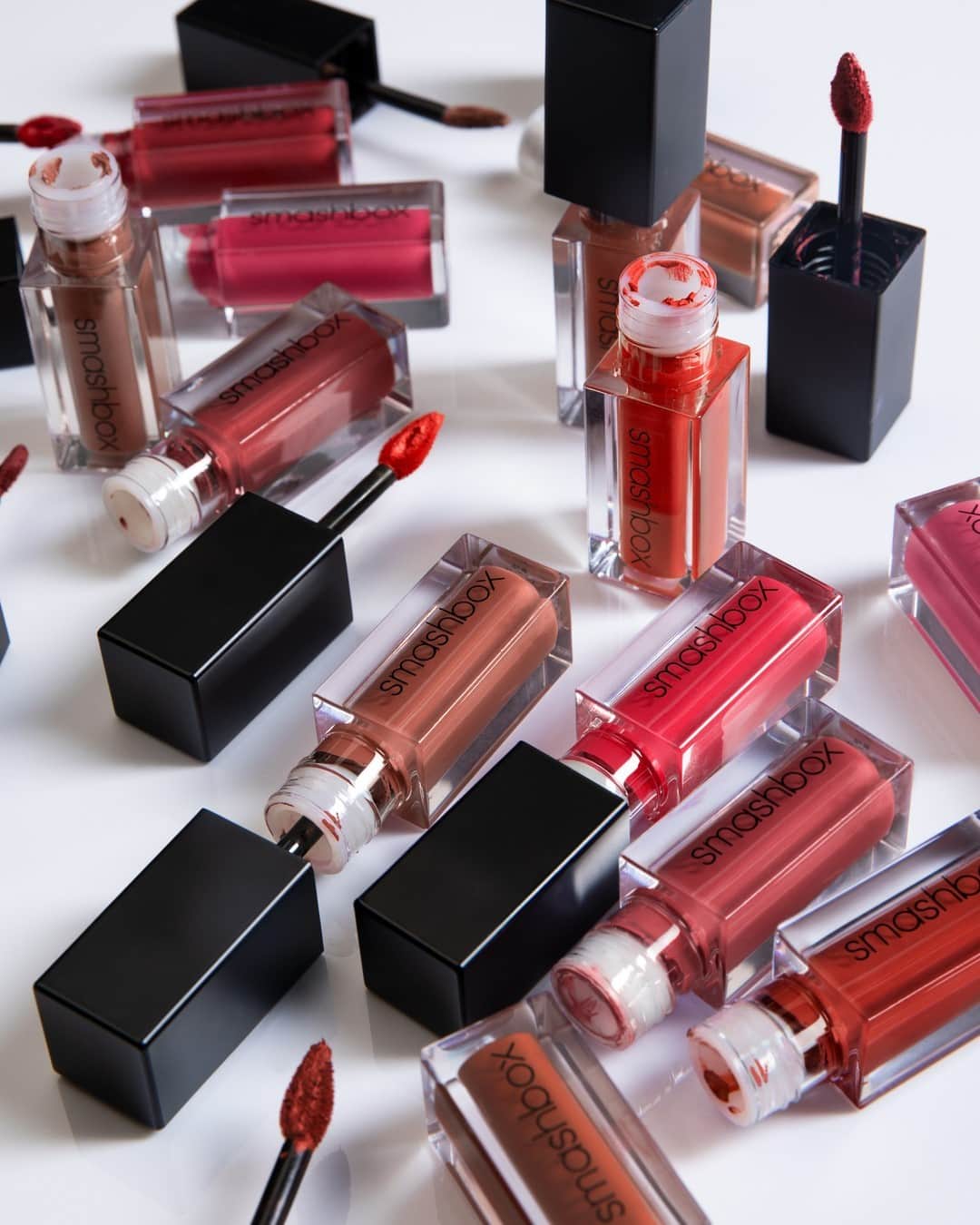 Smashboxのインスタグラム：「Stuck in the weird in-between of Christmas and New Years, wondering if putting on a lip will make us feel better about living in the same sweat pants every day...💭 The real question is which color do you choose?💋」