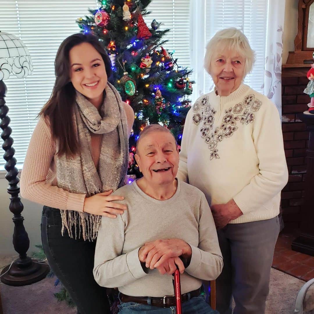 ヘイレイ・オランティアのインスタグラム：「There’s nothing like family 💜」