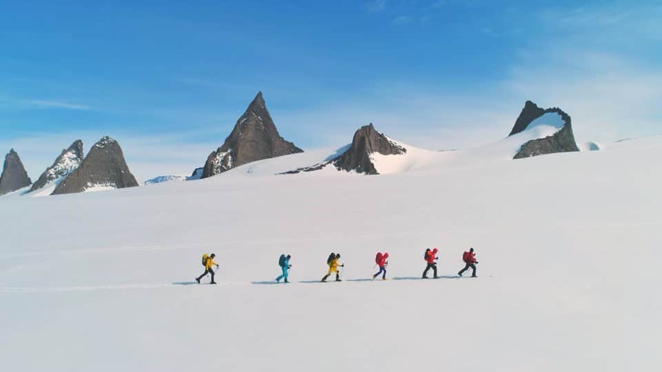 アレックス・オノルドのインスタグラム：「@cedarwright just released this fun little video about @sav.cummins and our expedition to Antarctica a few years back. I really enjoyed the mix of video and still photography - such a beautiful landscape. Link to the video in bio. @pablo_durana pic of the climbing team venturing out.」