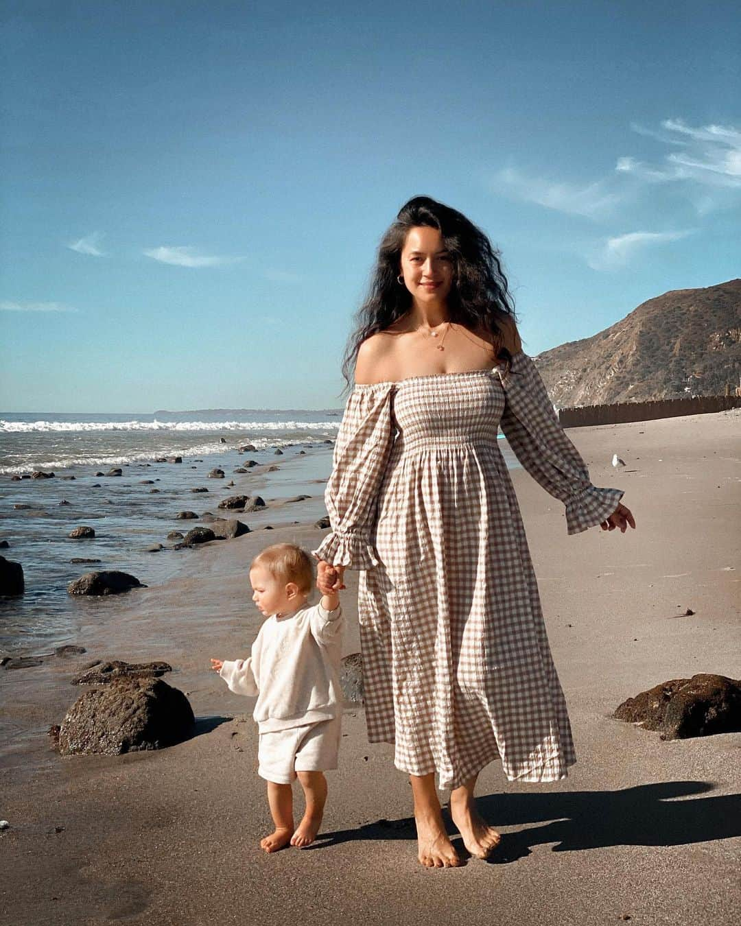 Bianca Cheah Chalmersさんのインスタグラム写真 - (Bianca Cheah ChalmersInstagram)「He looked at the waves crashing, then pointed and said, WOWWWWWW. I swear there’s no sweeter sound than hearing him say his first words 🥰 — mama, WOW and nana (banana).」12月29日 4時55分 - biancamaycheah