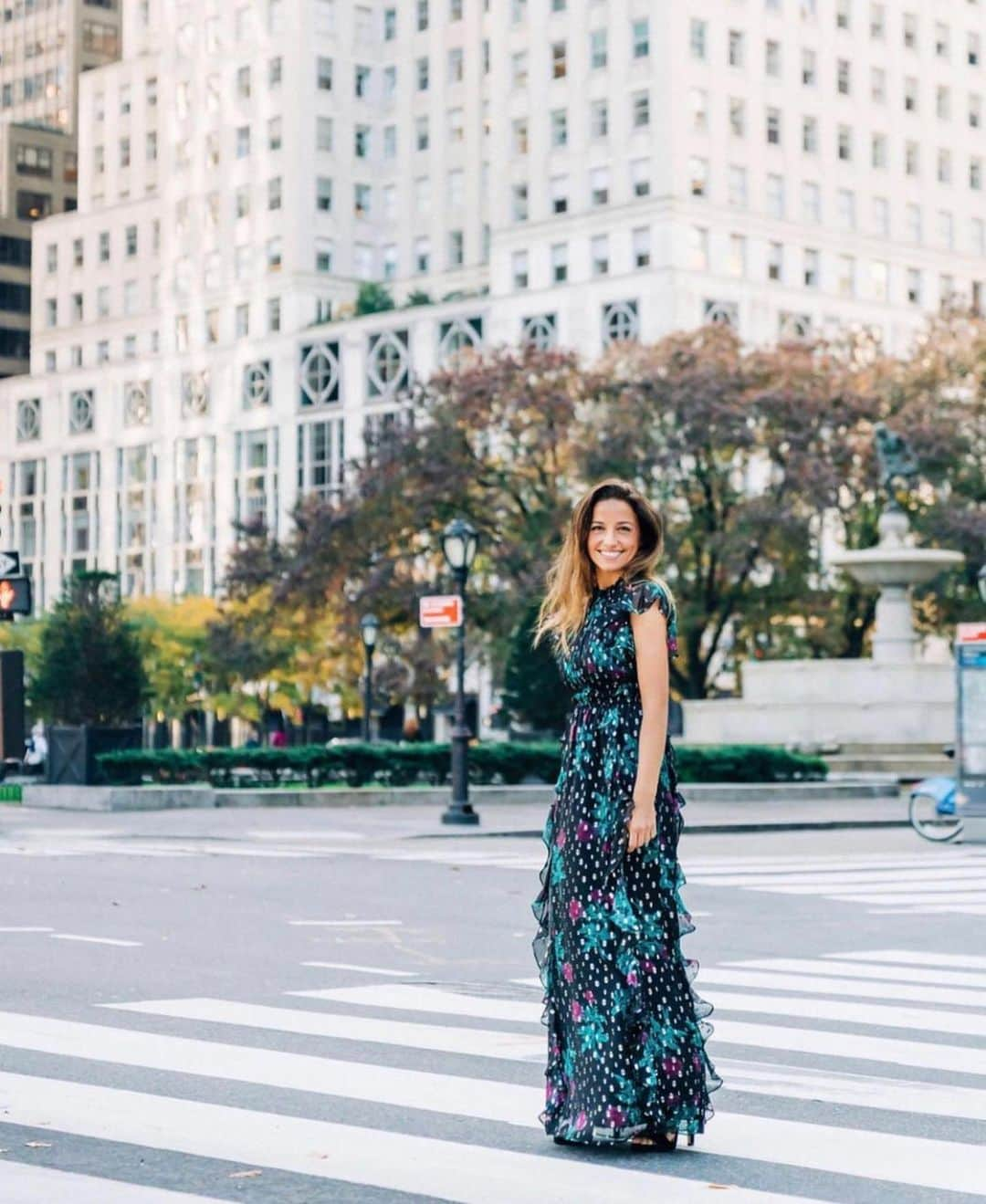 ショシャーナさんのインスタグラム写真 - (ショシャーナInstagram)「The Midnight Triana gown, your new excuse to dress up… even if it’s at home! #shoshanna #shoshannamidnight #nyc #eveningwear」12月29日 5時05分 - shopshoshanna