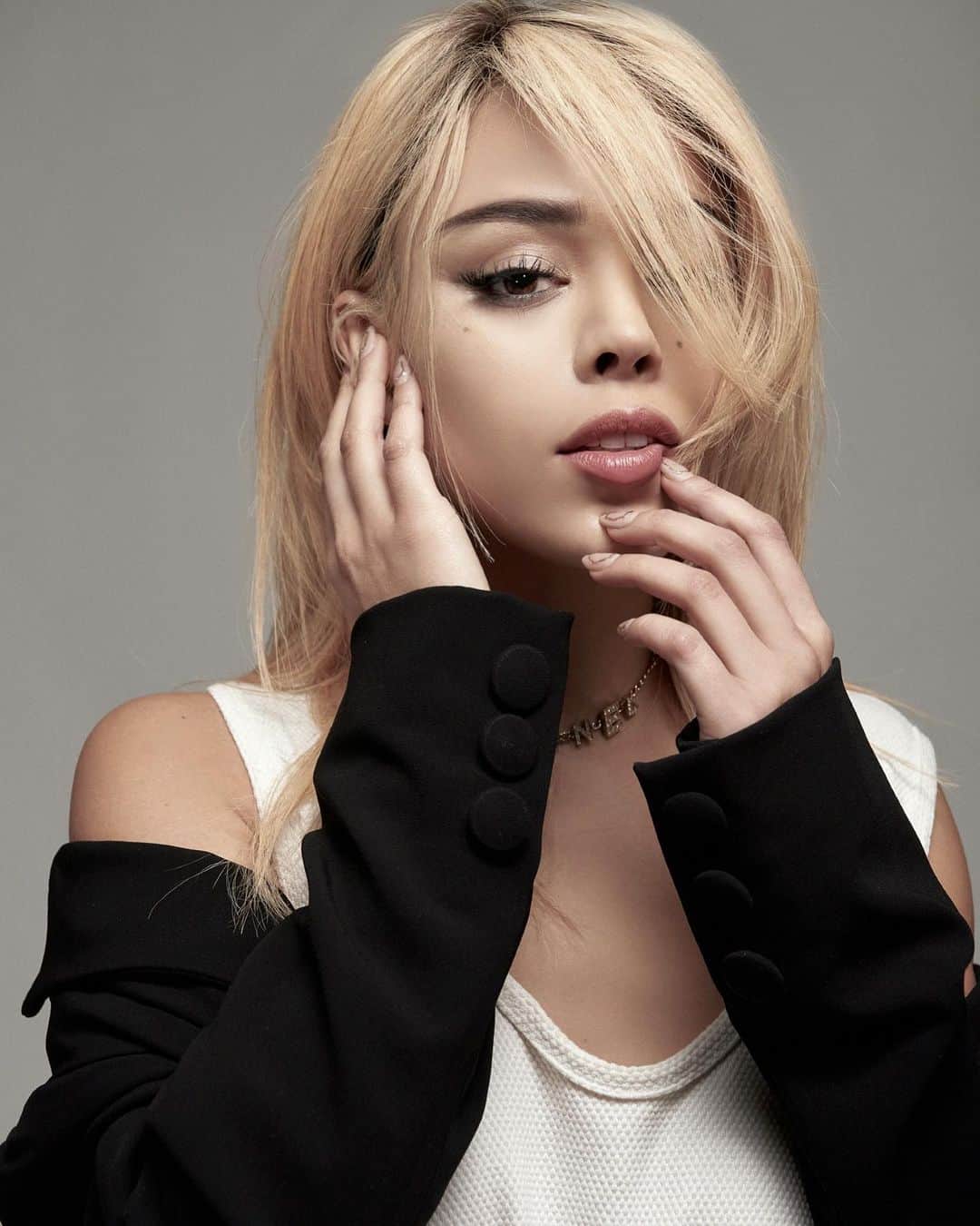 Danna Paolaのインスタグラム：「Si no cambias, te extingues, si no arriesgas, no ganas, si no fallas, no aprendes, si no amas, no vives. 🤍」