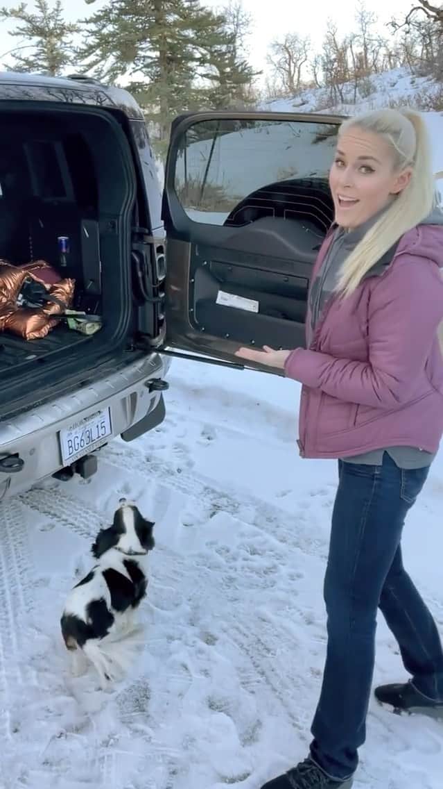 リンゼイ・ボンのインスタグラム：「I had a car that makes me feel more adventurous! Here is a little tour of what I keep packed in my  Land Rover #Defender so I'm always ready for anything! #LRTrunkTours @landroverusa」