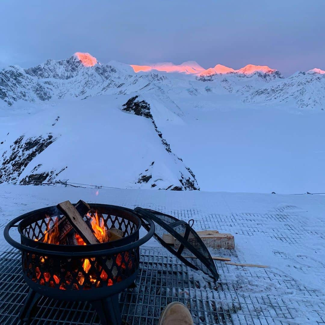 Lana Zakocelaさんのインスタグラム写真 - (Lana ZakocelaInstagram)「Still dreaming! ✨💕 The alpine glow is insane! I have Never experienced anything like it! And in a mean time sipping on a hot drink with my love next to me whilst it’s -20C 🥰😍 ☀️ #alaska」12月29日 5時17分 - lanazakocela