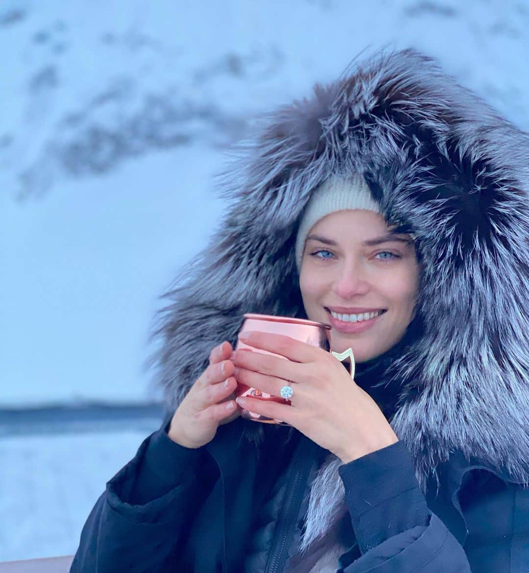 Lana Zakocelaのインスタグラム：「Still dreaming! ✨💕 The alpine glow is insane! I have Never experienced anything like it! And in a mean time sipping on a hot drink with my love next to me whilst it’s -20C 🥰😍 ☀️ #alaska」