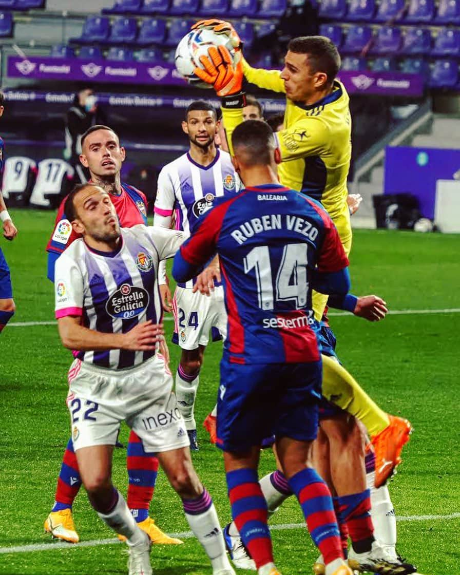 LFPさんのインスタグラム写真 - (LFPInstagram)「⛔️  #Masip #RealValladolid #LaLiga #LaLigaSantander #2020apatadas #kickout2020」12月29日 5時19分 - laliga