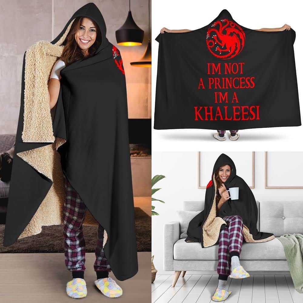 ピーター・ディンクレイジのインスタグラム：「Christmas Sale 25% OFF! 🎅🏻 High Quality GoT Hooded Blankets on Sale! 😍 Click the link in MY BIO (PROFILE) to buy now! 🔥 Free Worldwide Shipping 🌍 Follow @GoTTees for more 👈」