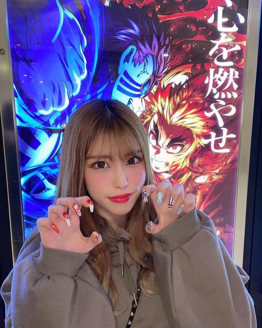 チハルのインスタグラム：「💋 無限列車編4回見ました🔥❄️ そして煉獄さんと猗窩座ネイル💖 ネイリストさん描くのうま過ぎて感動🥺🥲 . . . #partyon #鬼滅の刃 #無限列車編 #鬼滅ネイル #煉獄杏寿郎 #猗窩座 #上弦の参 #煉獄さんネイル #猗窩座ネイル #痛ネイル #ネイルデザイン #心を燃やせ」