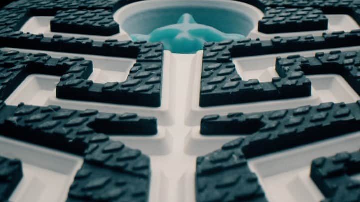 ジャンニヴェルサーチのインスタグラム：「Sole searching - the #VersaceTrigreca celebrate the iconic Greca pattern featured on the sole.  Video by @hypebeast」