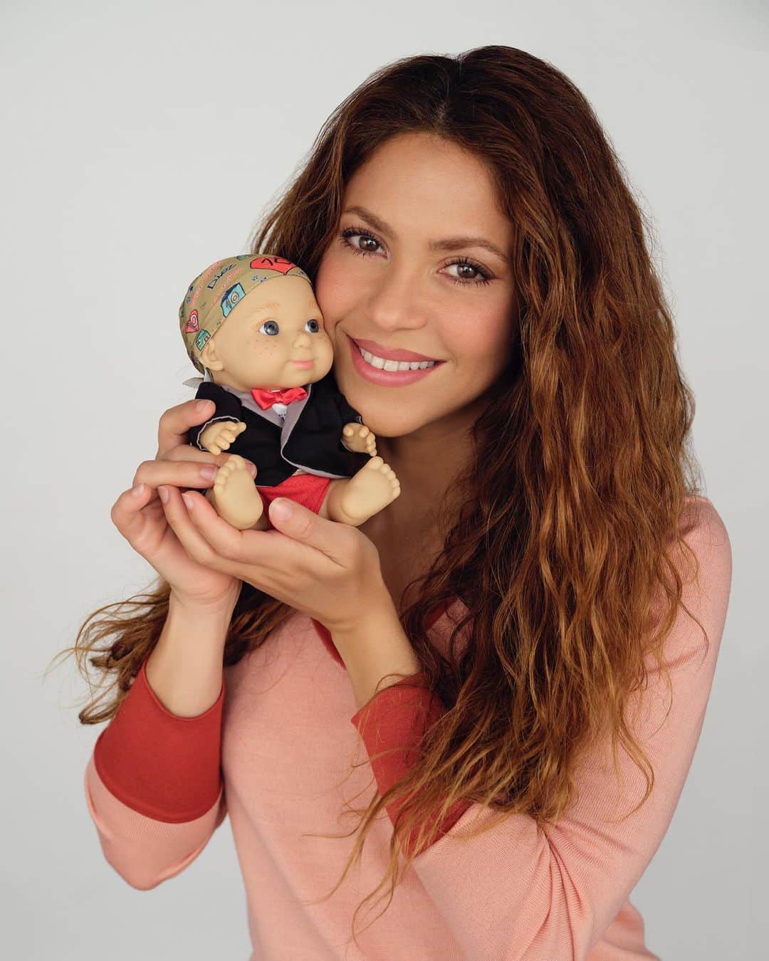 シャキーラのインスタグラム：「Les presento a Corina, un Baby Pelón muy especial con quien celebramos 10 años de la Fundación Juegaterapia @juegaterapiaorg que trabaja por los niños afectados por el cáncer. Todo lo recaudado se destinará a construir jardines de infancia en los hospitales donde se les atiende.  www.juegaterapia.org #LaQuimioJugandoSePasaVolando #BabyPelonesJT #10AniversarioJT」