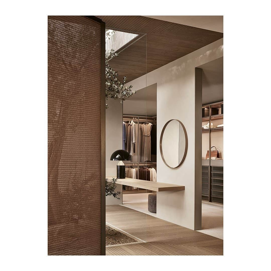 Poliform|Varennaさんのインスタグラム写真 - (Poliform|VarennaInstagram)「The night area becomes a sophisticated and personalized environment with Senzafine closet system by Poliform. #poliform #madeinitaly #nightarea #interiordesign #luxuryliving #italiandesign #senzafinecloset #walkincloset」12月29日 5時34分 - poliform_official