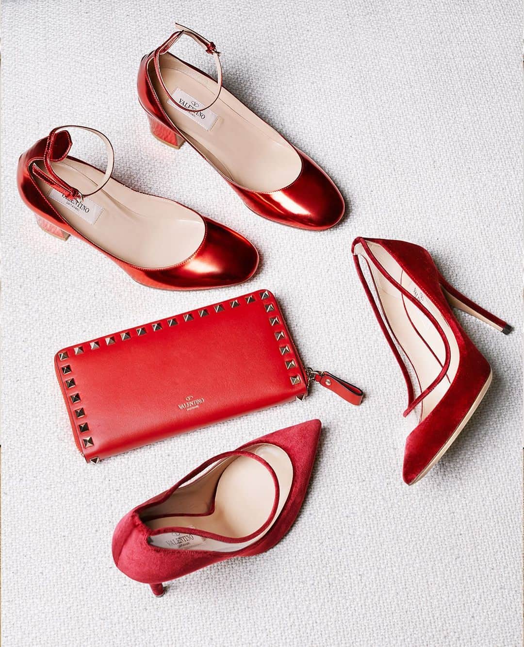 The Outnetのインスタグラム：「Lady in Red ( @maisonvalentino accessories) it's the only way to be ♥️   Shop all your favorite Instagram looks, just visit the link in bio」