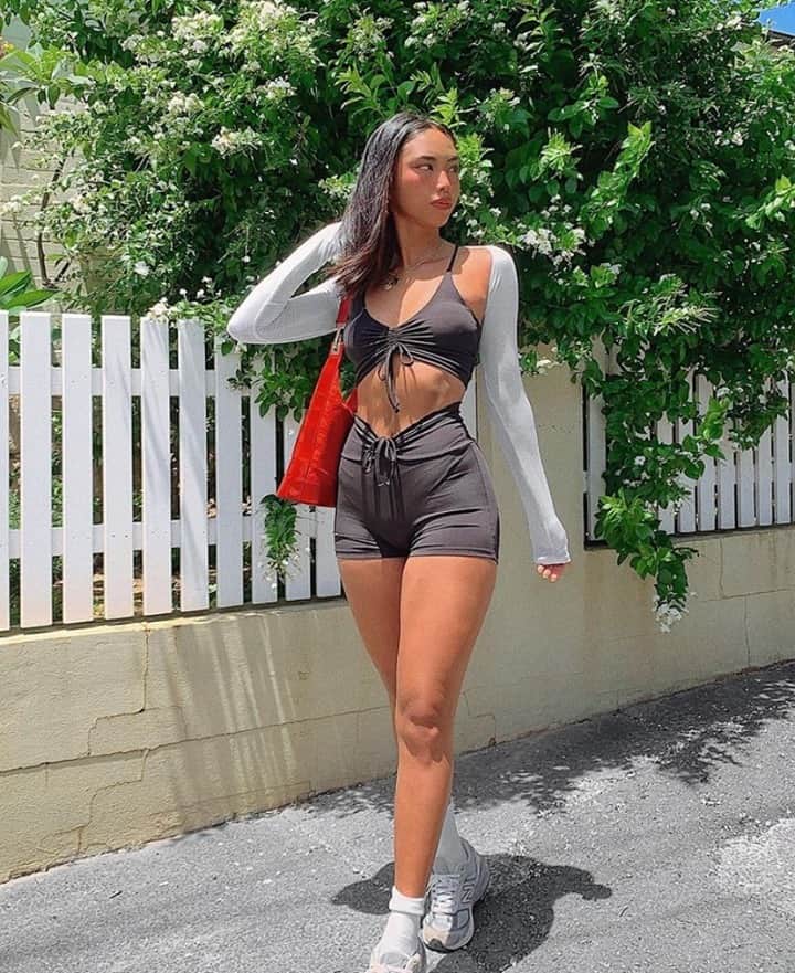 のインスタグラム：「DON’T MISS 40% OFF STOREWIDE! 🖤 TM Babe @rachelteetyler wears the Rebound Crop NOW $12AUD & the Dominate Bike Short NOW $20 AUD!」