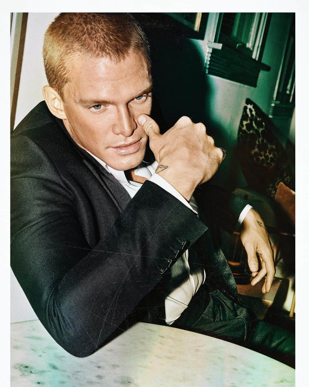 コーディー・シンプソンのインスタグラム：「Sportweek.   ‘Suit aprés swim’ by @nihatodabasiofficial for @sportweek_sw」