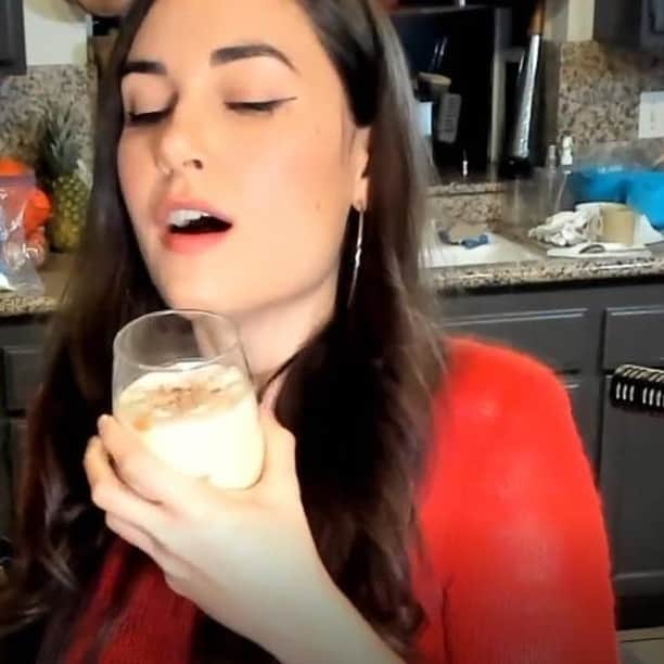 サーシャ・グレイのインスタグラム：「Who here likes eggnog and cookies?  m.sashagrey.com/eggnog #homemadeeggnog #homemadecookies」
