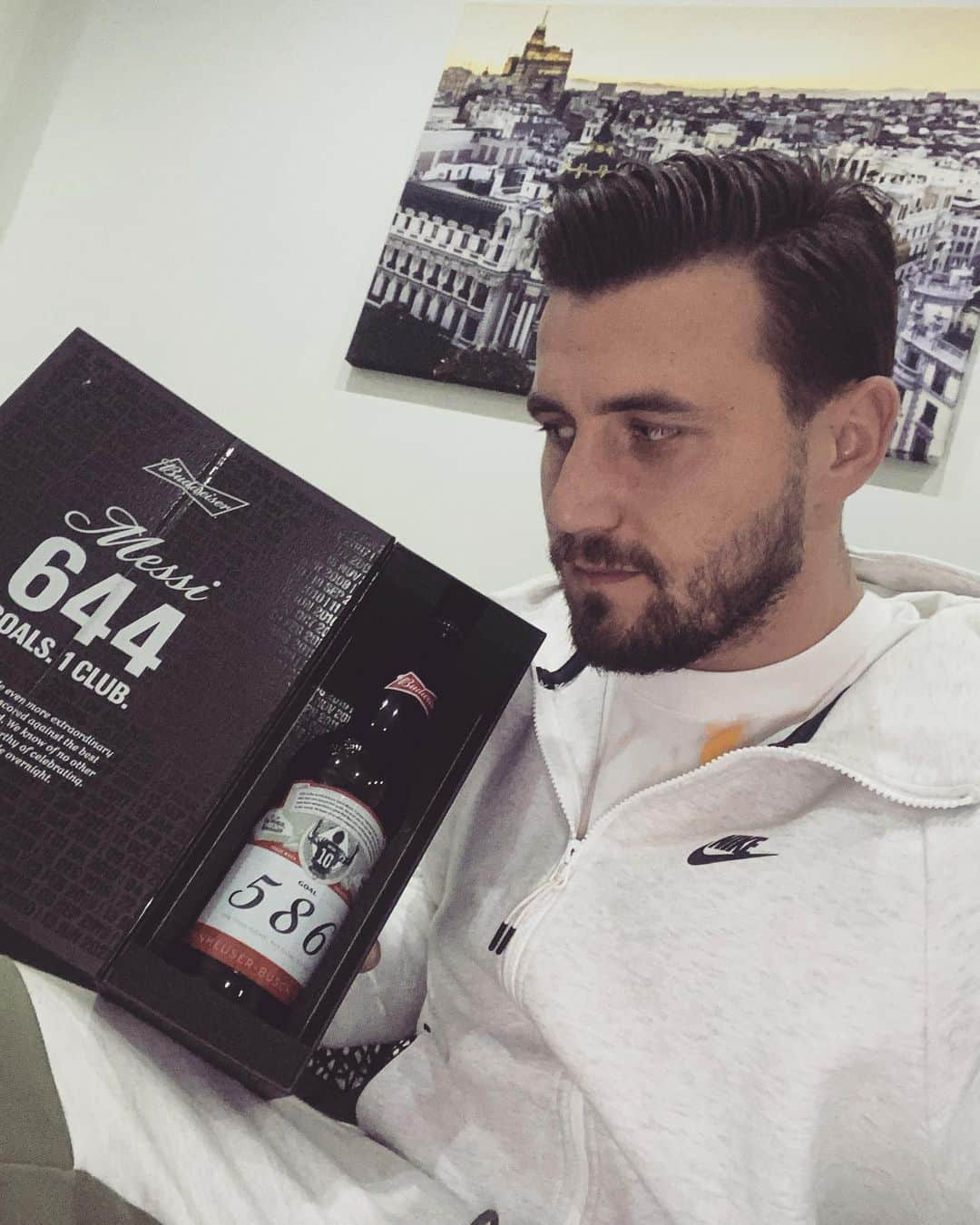 ストール・ディミトゥリエフスキのインスタグラム：「Brilliant managed @leomessi 🙌🏻 Thanks for the most special beer 🍻 @budfootball #BeAKing #586」