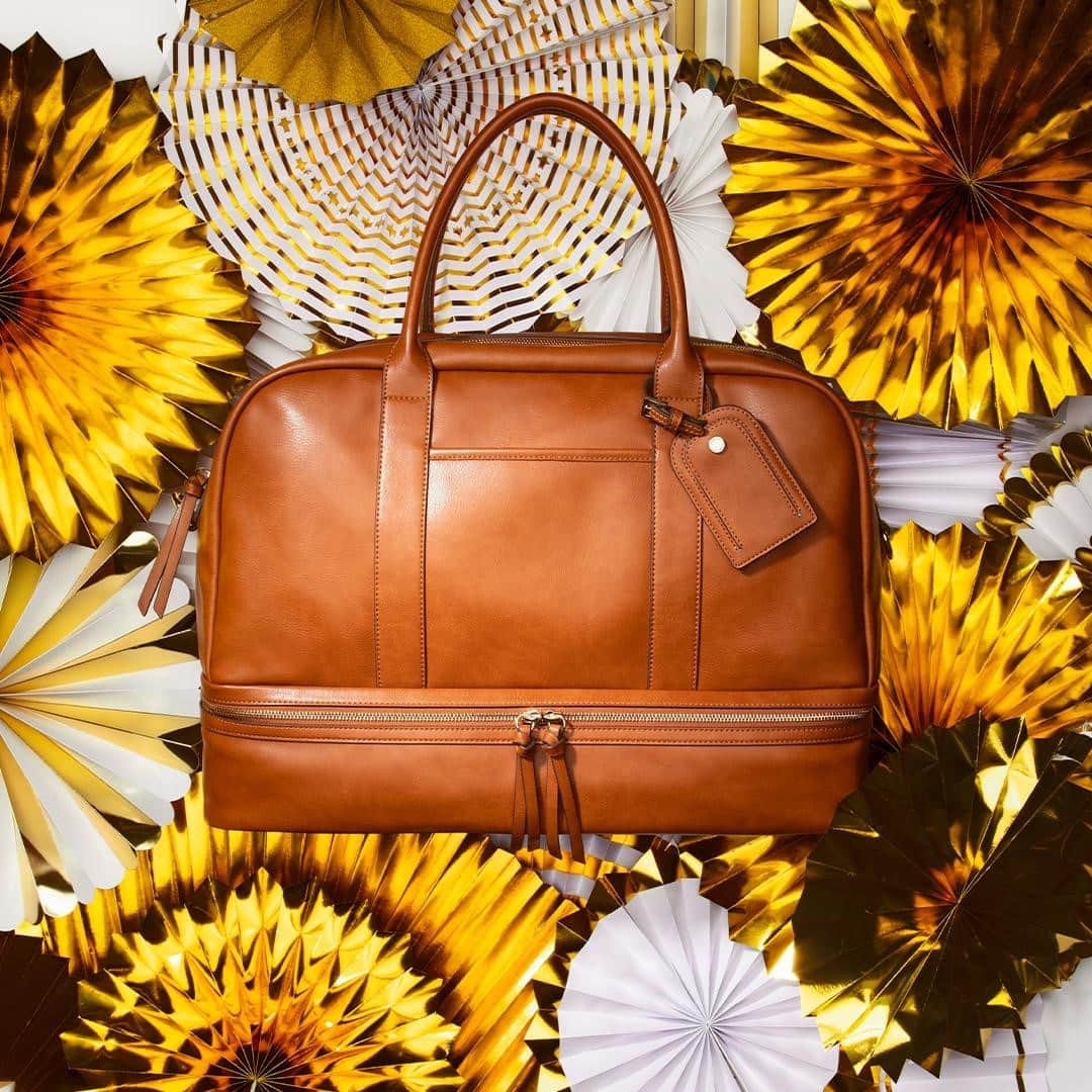 のインスタグラム：「One for the road! Shop utilitarian weekenders for the sophisticated wayfarer. #vincecamuto #weekenderbags」