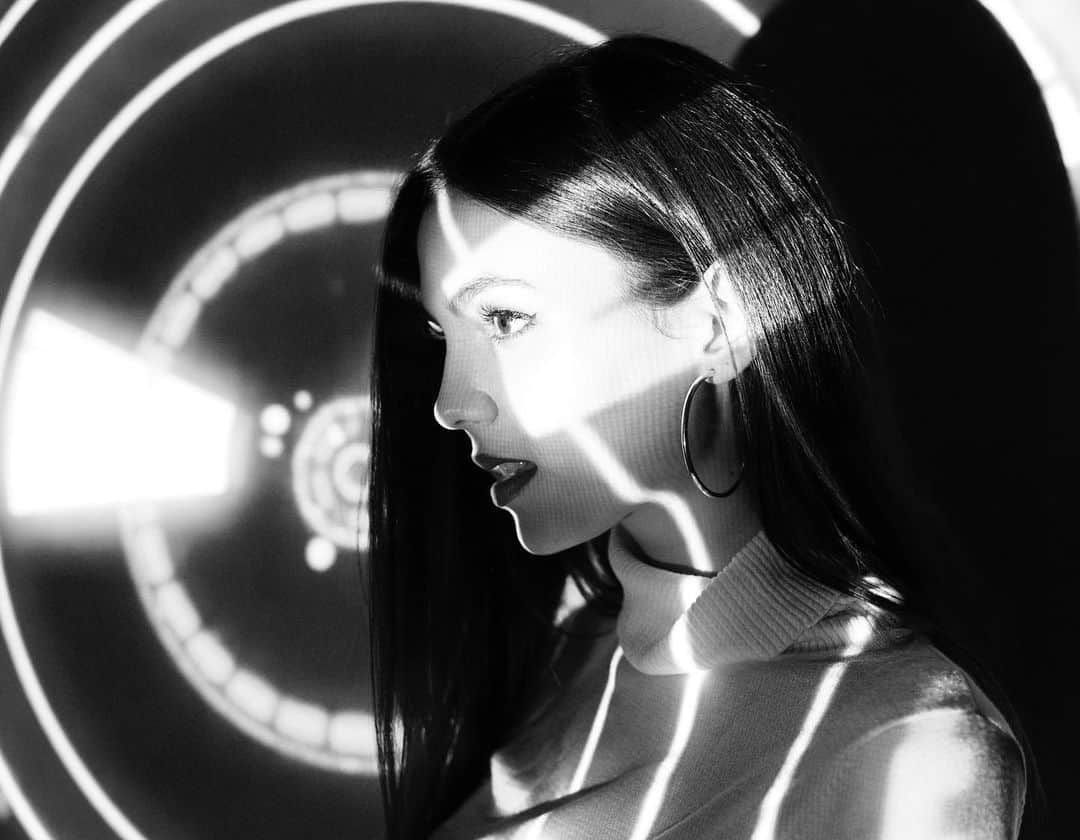 ヴィクトリア・ジャスティスのインスタグラム：「Seeing the light at the end of the 2020 tunnel 🤍  P.S. My new song #TreatMyself is streaming everywhere. Link in bio 🪐」