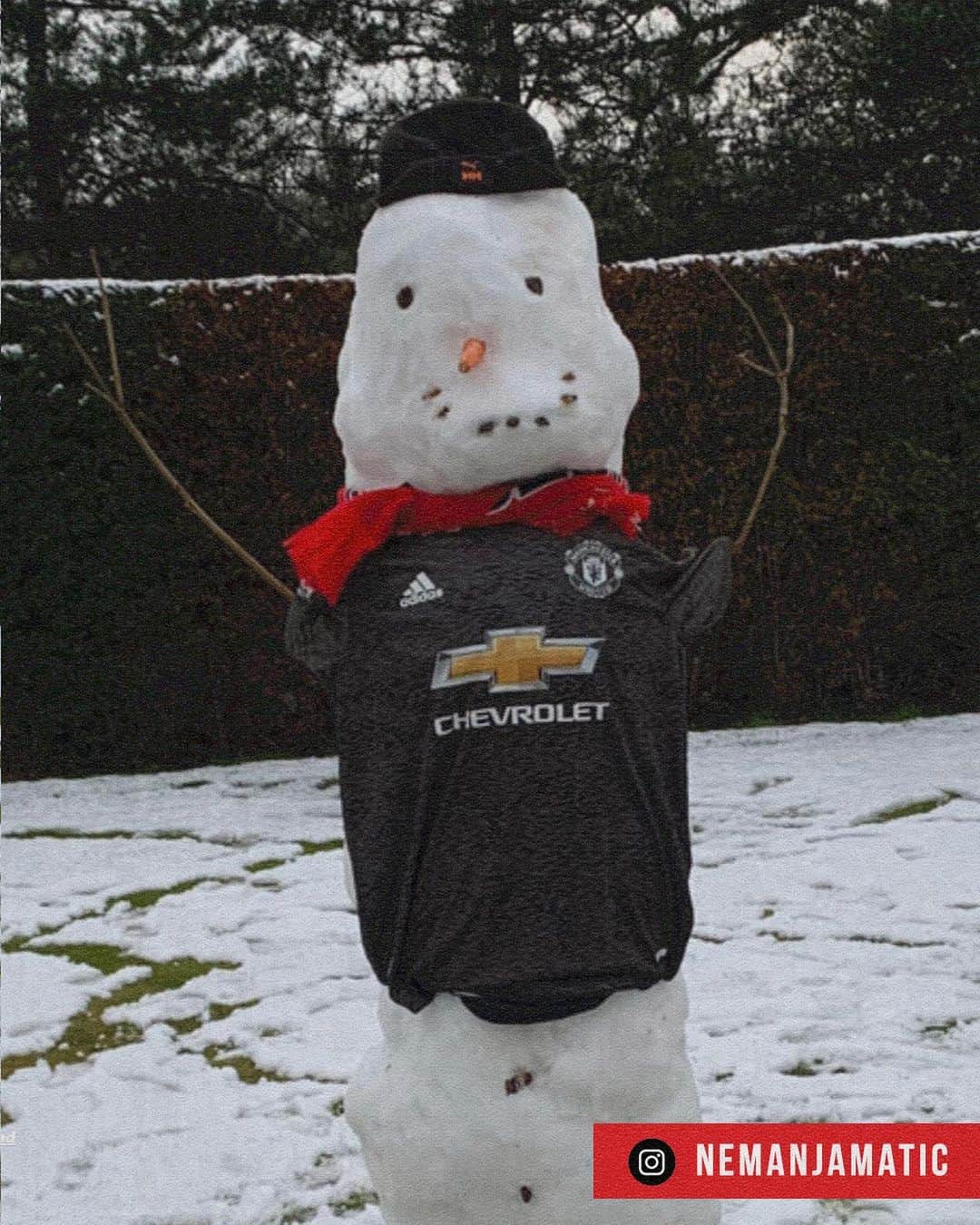 マンチェスター・ユナイテッドさんのインスタグラム写真 - (マンチェスター・ユナイテッドInstagram)「Nema's snowman is taller than he is 😱⛄ #MUFC #Matic」12月29日 6時03分 - manchesterunited