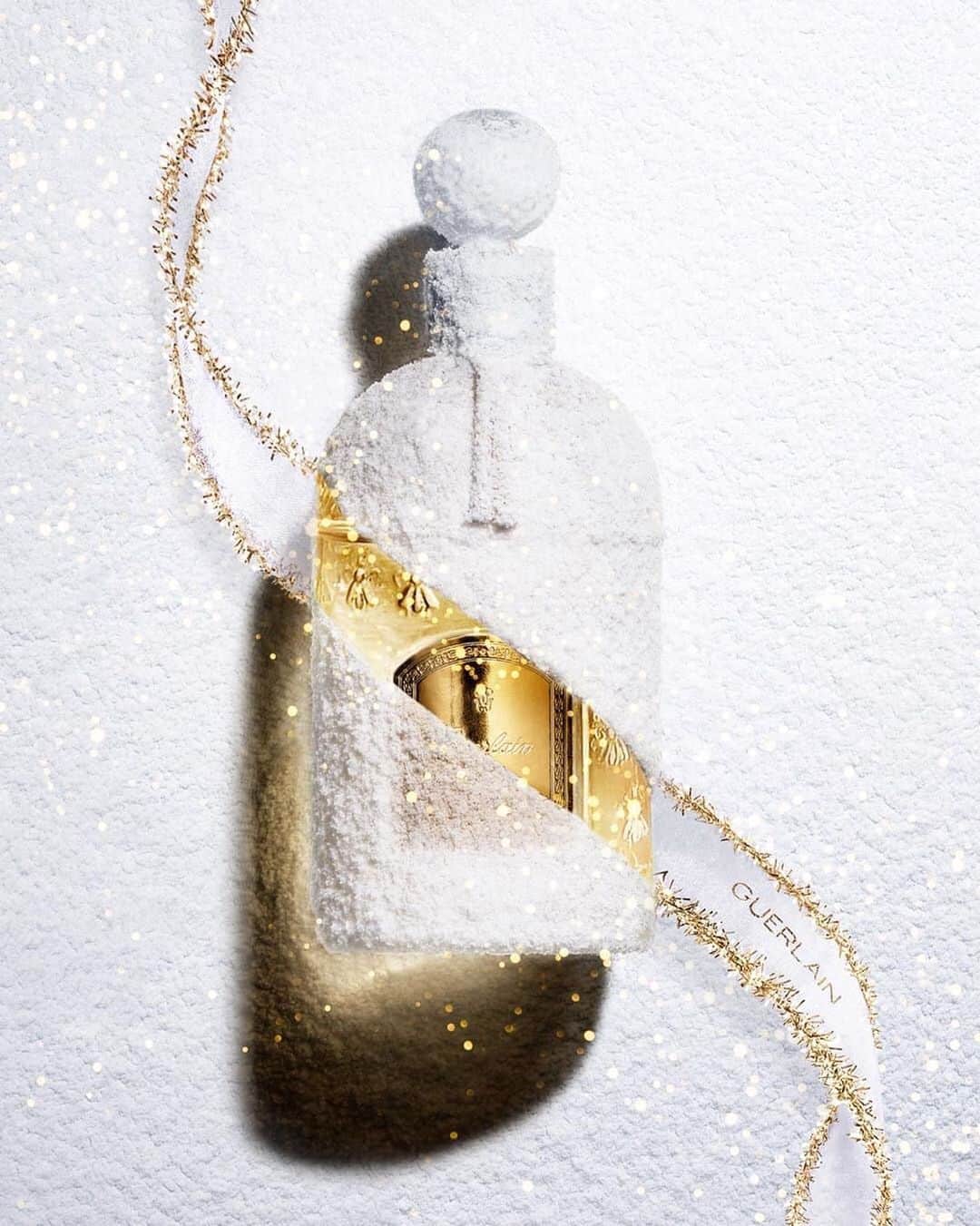 ゲランさんのインスタグラム写真 - (ゲランInstagram)「A golden wish of history to take you into the New Year. Created in 1853, the Bee Bottle remains an iconic part of Guerlain’s heritage.  #Guerlain #BloomAWish #NewYears #BeeBottle」12月29日 6時04分 - guerlain