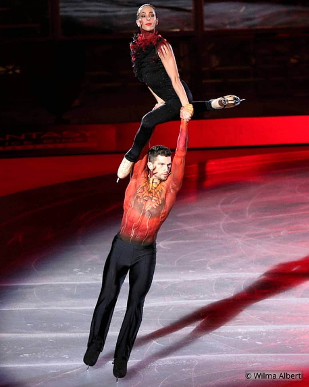 ニコーレ・デラ・モニカのインスタグラム：「Avete visto Opera On Ice Special Edition ieri? Io non me lo sono perso! Bellissimi ricordi in attesa di una prossima edizione!  Ps ieri gli ascolti e lo share tv hanno fatto il boom, sono troppo felice! Grazie a tutti 💙 #dellamonicaguarise #figureskating #operaonice #fiammeoromoena #fisg4passion #iceshow」
