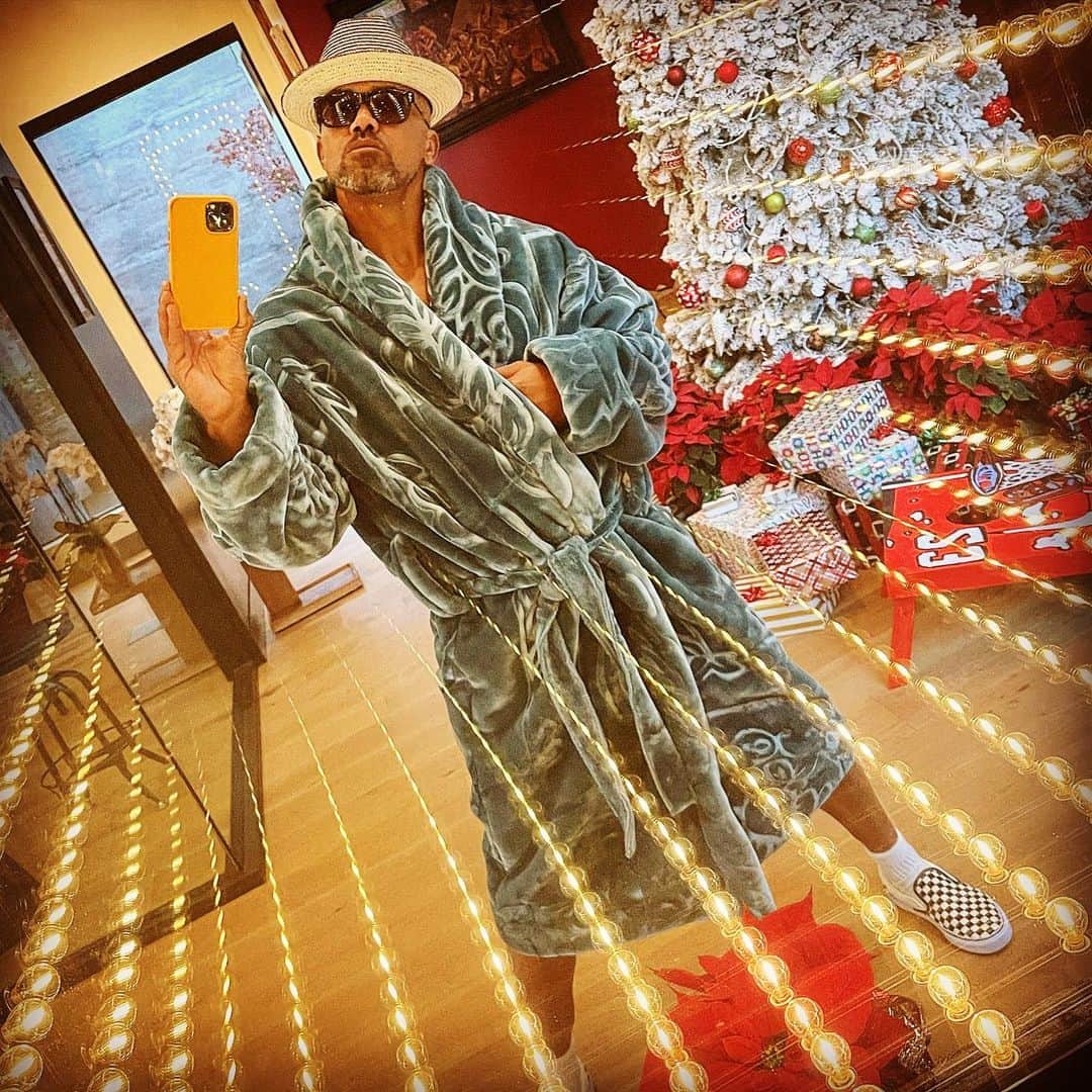 シェマー・ムーアさんのインスタグラム写真 - (シェマー・ムーアInstagram)「Pimpin ain’t easy!!! Covid quarantine at home SWAG!!! “I got style Fool” 😎😂 The robe is a collaboration between @moniece_slaughter & @omgitsharveyj for @daddyrobes」12月29日 6時16分 - shemarfmoore