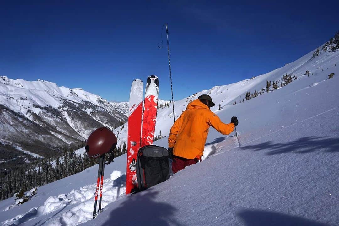 のインスタグラム：「While lots of effort goes into a successful and safe day in the backcountry, we often only see the highlight reel on social media. From digging snow pits to checking the forecast, Osprey athlete @sbrunso and his backcountry partner @grady_j take to our blog today to share some reminders to ensure a safe day off-piste. 📷 by @grady_j  Featured pack from Soelden/Sopris Pro Series #ospreypacks #backcountrysafety」