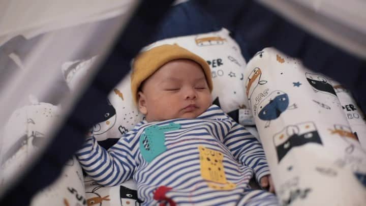 チェルシー・オリビアのインスタグラム：「Rasanya baru bulan lalu ngelahirin baby dante tapi sekarang udah masuk akhir tahun aja yaa moms 🥳🥳 Lagi Menikmati banget Jadi mom of 2 kids 🥰.. Hadiah Natal terindah 😘  Untuk melengkapi hari-hari ku sbg ibu, aku di support oleh @bumbee_collection yg emang pas banget ama aku yg extra hati-hati ama perlengkapan si kecil .. I always choose the best quality 😘😘  Terimkasih @bumbee_collection sudah menemani selalu aktivitas dante bersama daddy, mommy, dan kakak Nastusha🥰🥰」